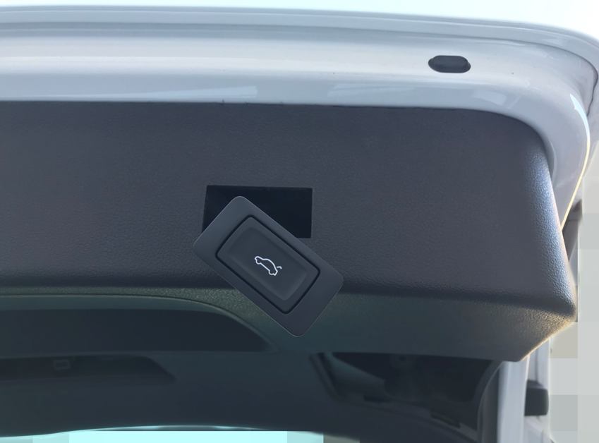 アウディA4アバント リアドライブレコーダー取り付け方法