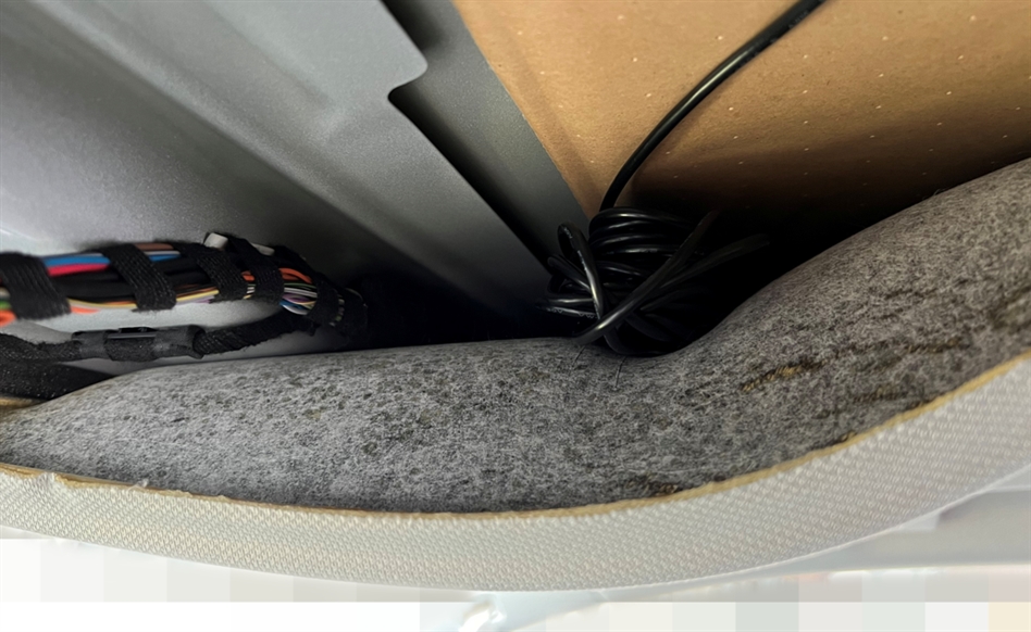 アウディA4アバント リアドライブレコーダー取り付け方法