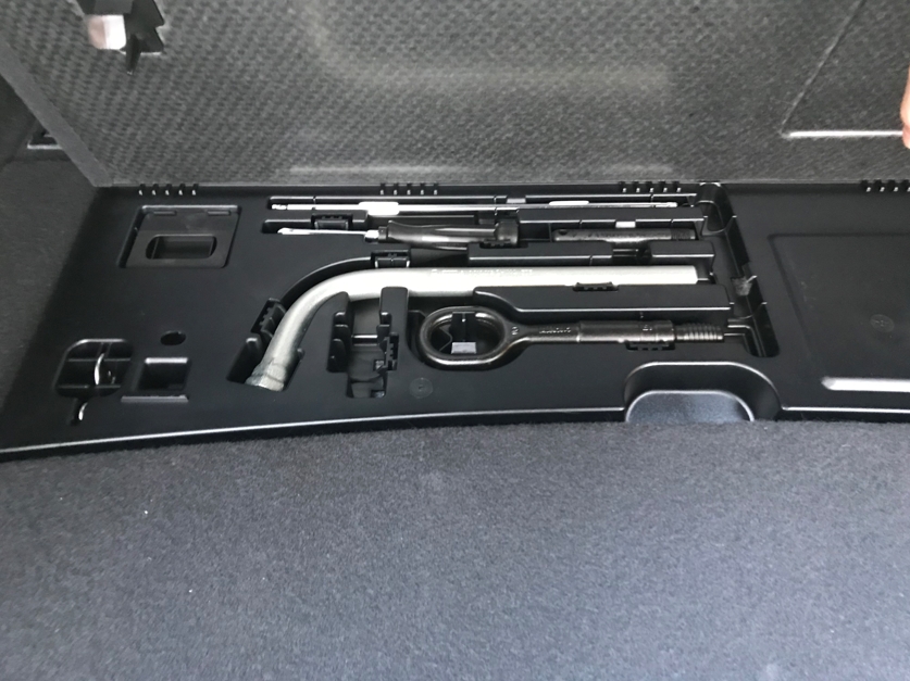 車載工具では取れないトルクスねじがある?(アウディA4アバント)